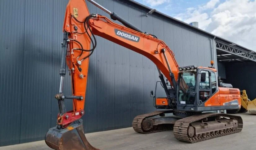 1-32-825x483-1.webp 2015 DOOSAN DX255LC-5 – Image 1
