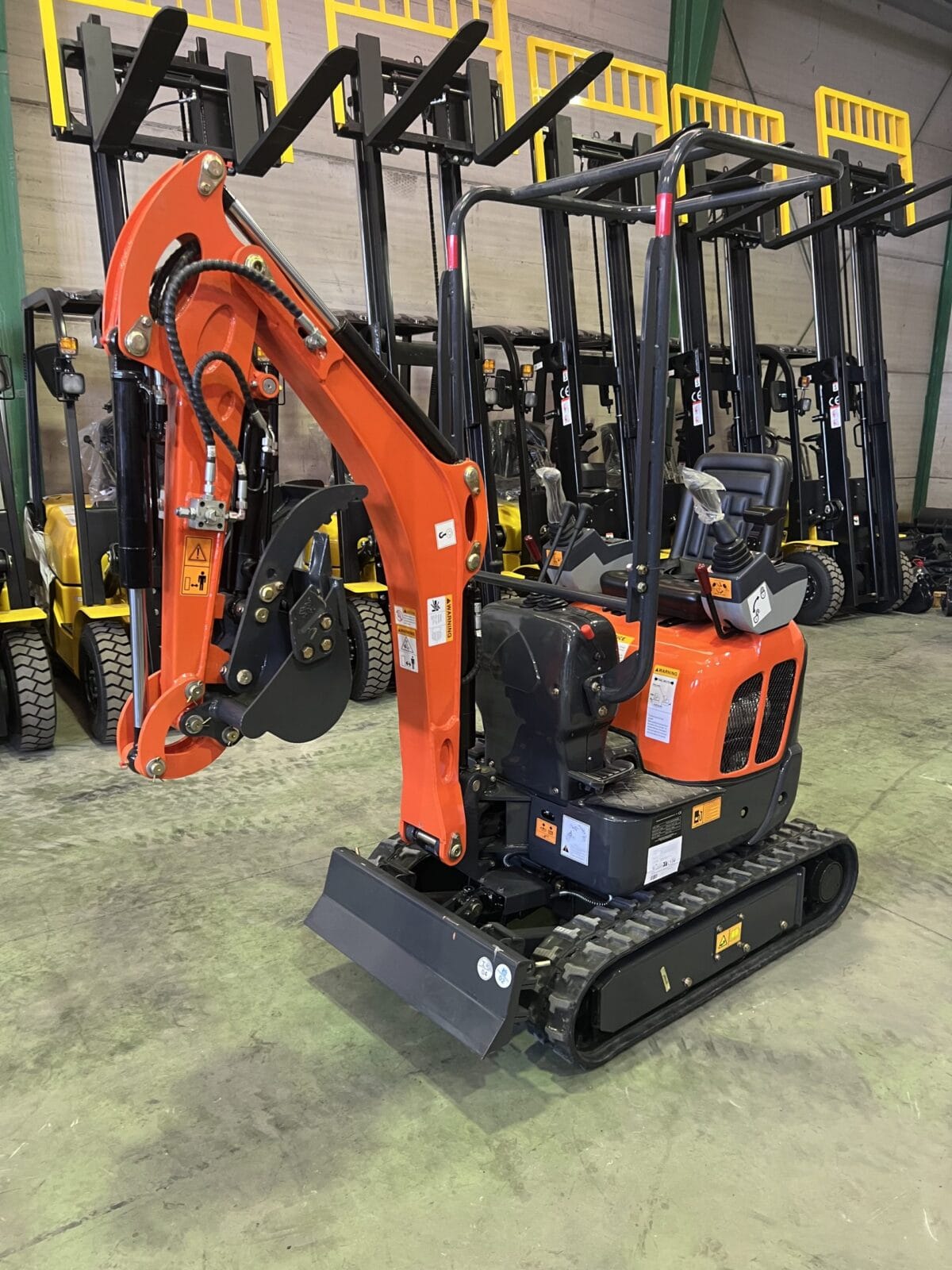 Mini Excavatrice 1200 kg Moteur Kubota 3 Cylindres avec Chenilles Rétractables de 74 cm – Image 1