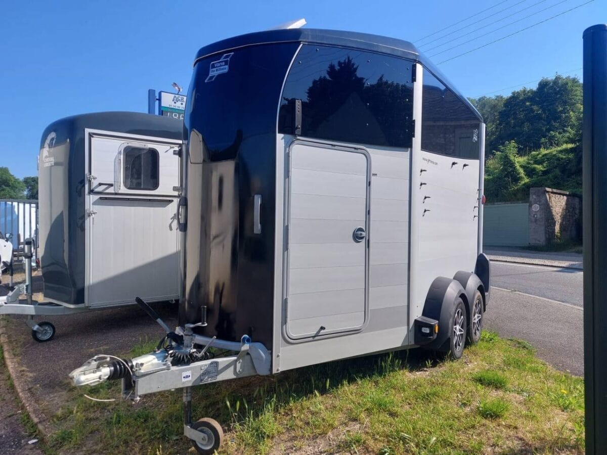 Van HBX511, 2 places pour chevaux spacieux – reconditionné – Image 1