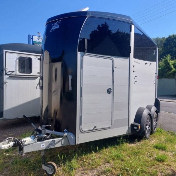Van HBX511, 2 places pour chevaux spacieux – reconditionné