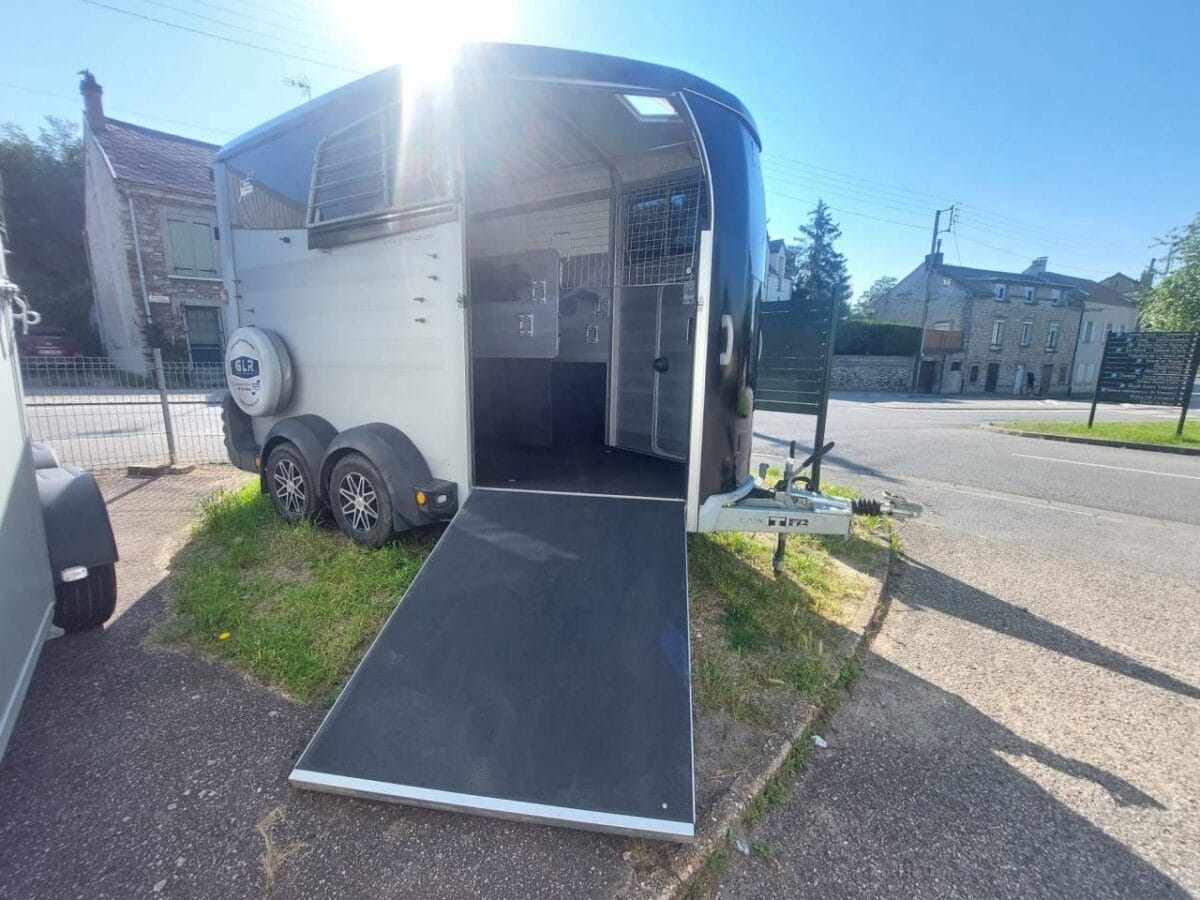 Van HBX511, 2 places pour chevaux spacieux – reconditionné – Image 3