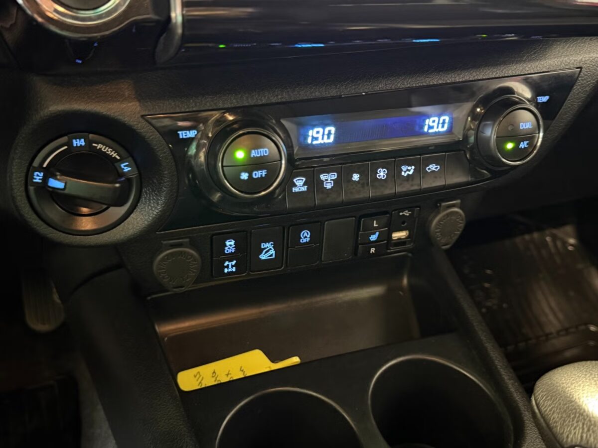 Toyota Hilux 2.8 204 ch D-CAB – Image 18