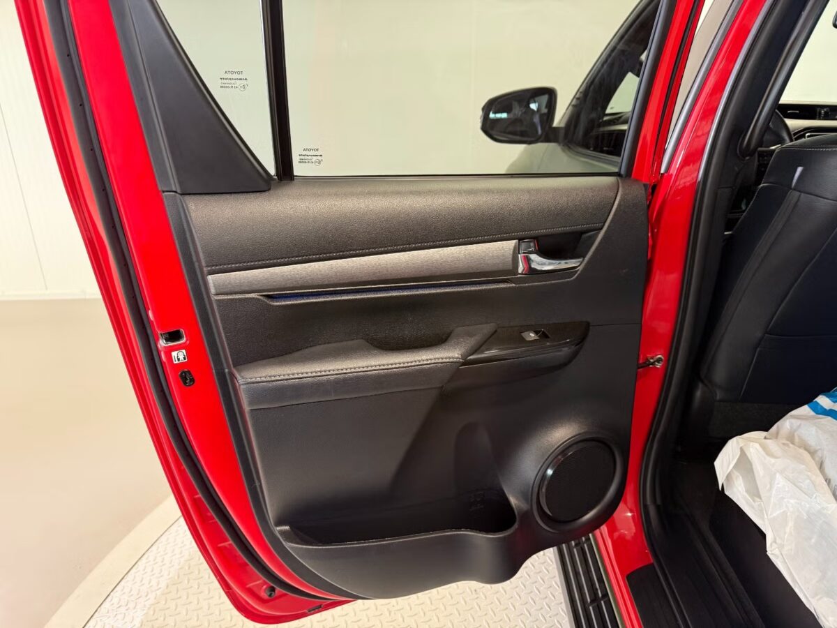 Toyota Hilux 2.8 204 ch D-CAB – Image 11