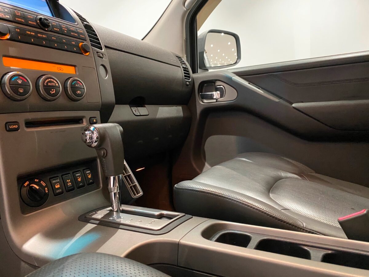 Nissan Navara 2.5DCI/ARCTICTRUCK35"/DOUBLE CABINE/CUIR/TOIT OUVRANT++ (Copie) – Image 10